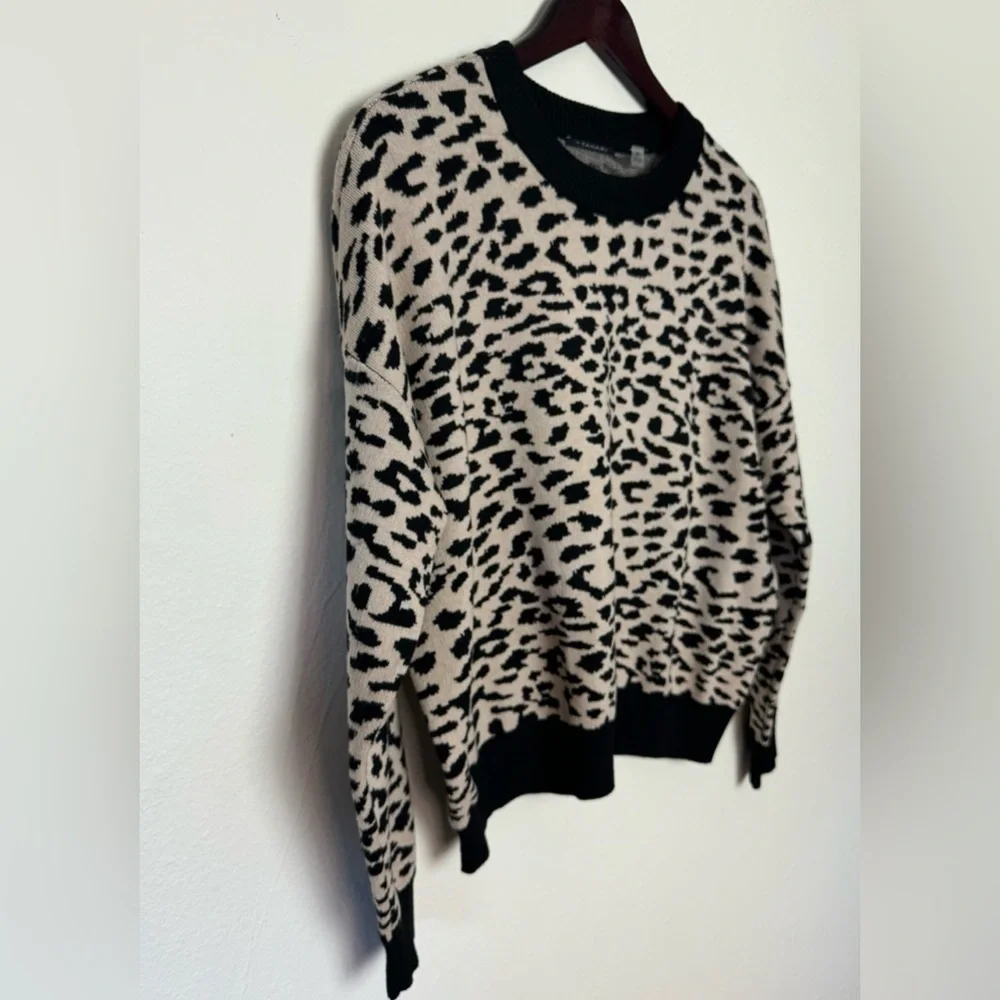 Tahari Sweater Woman’s Medium Cheetah Print Long Sleeve Crewneck Pullover Animal